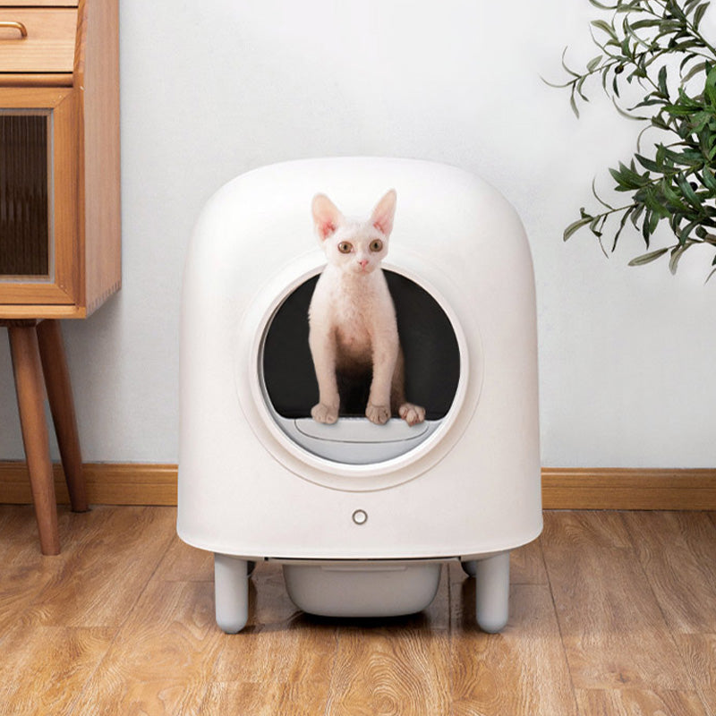 PETREE 2.0 white enclosed litter box with front opening and a cat shown at the entrance.